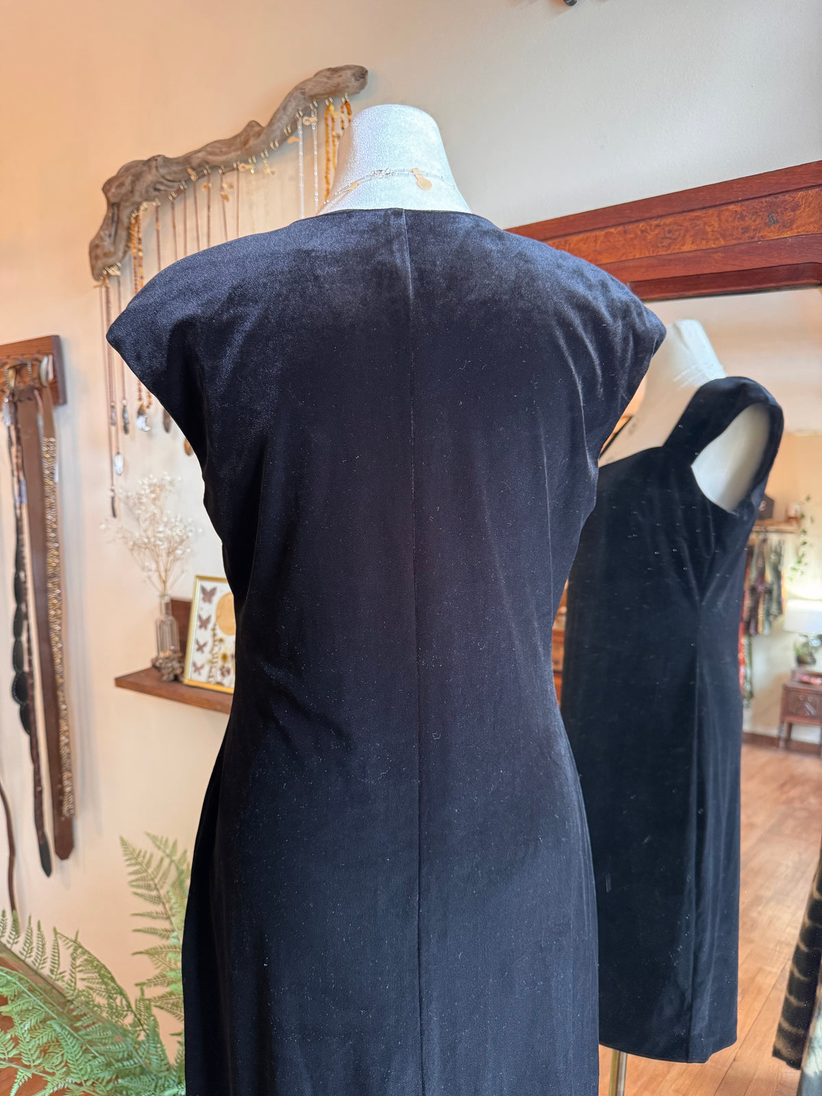 Size Medium (8) vintage velvet little black dress