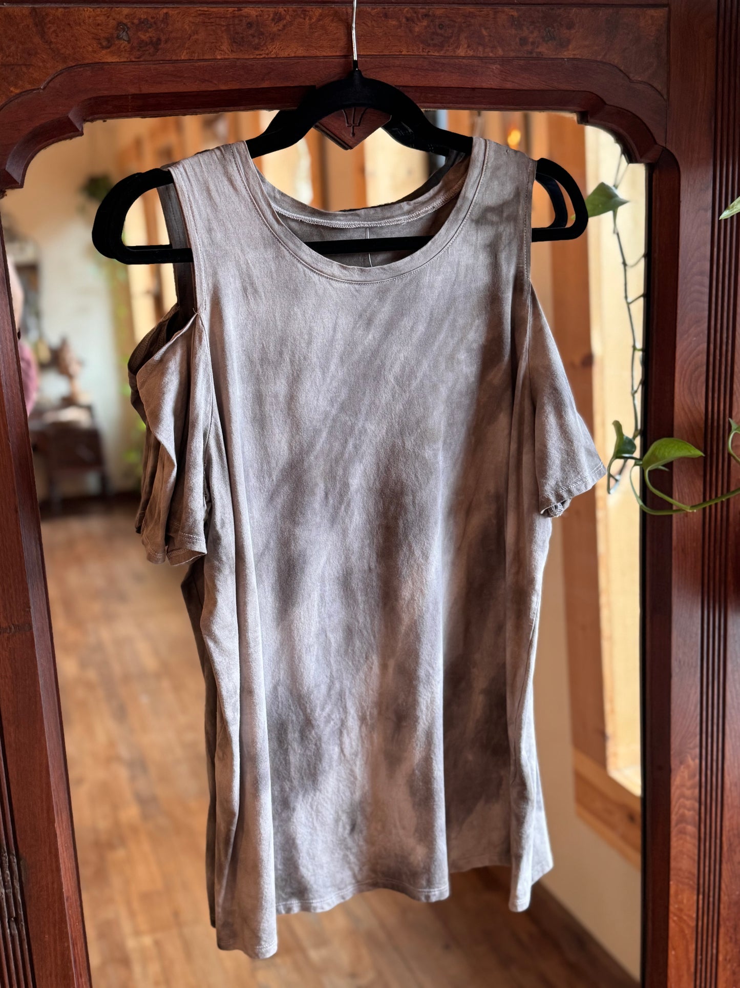 Eco Dye ~ cold shoulder tie dye tee L