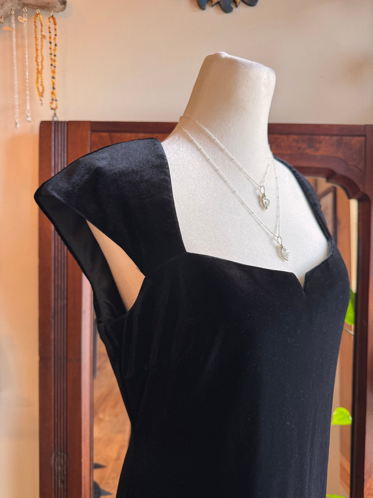 Size Medium (8) vintage velvet little black dress