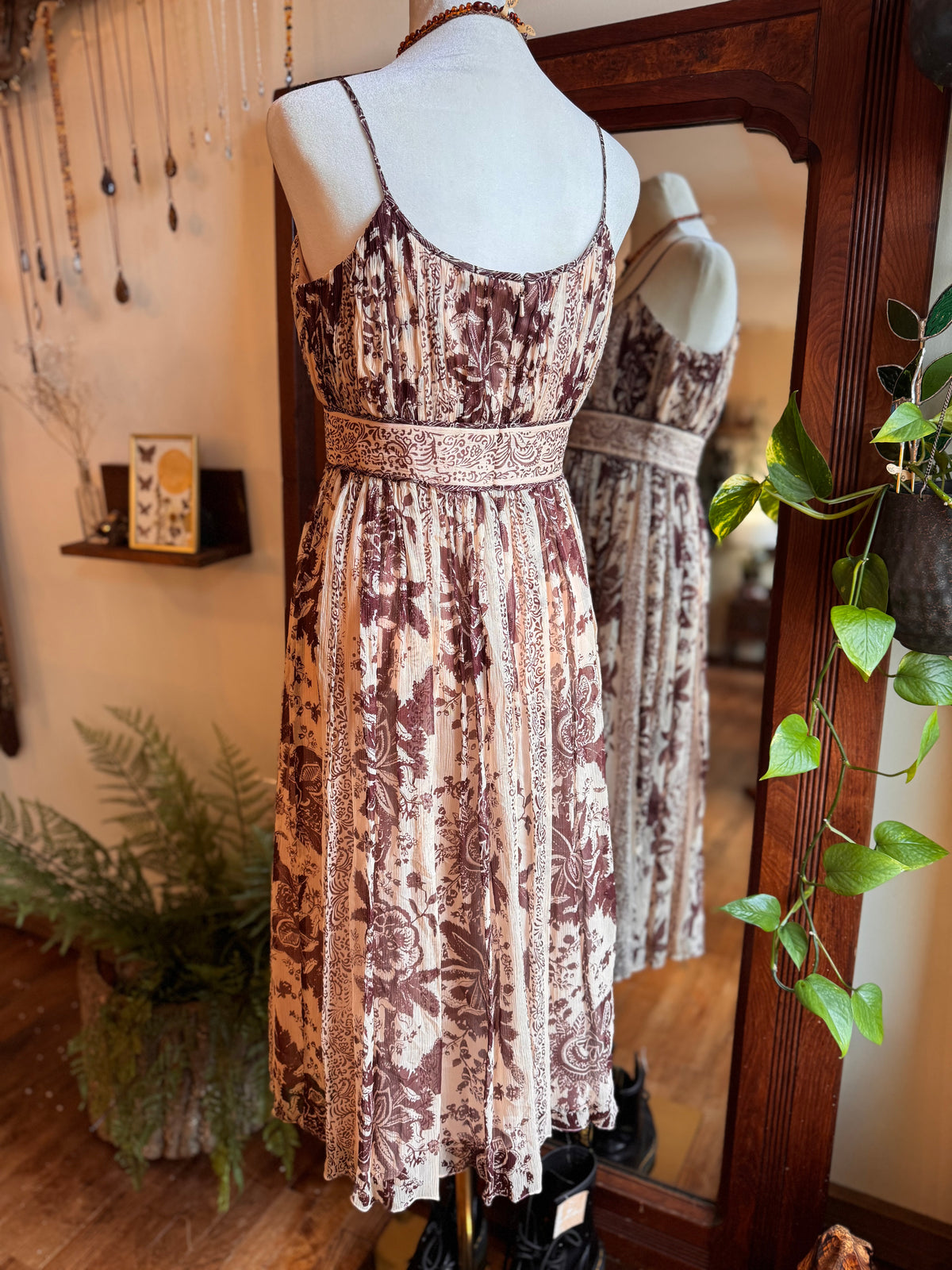 Size Small (4) 100% silk paisley dress