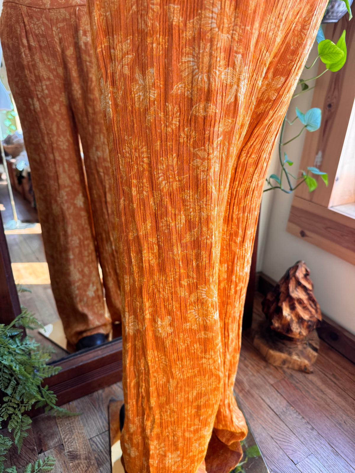 Size M groovy floral pants