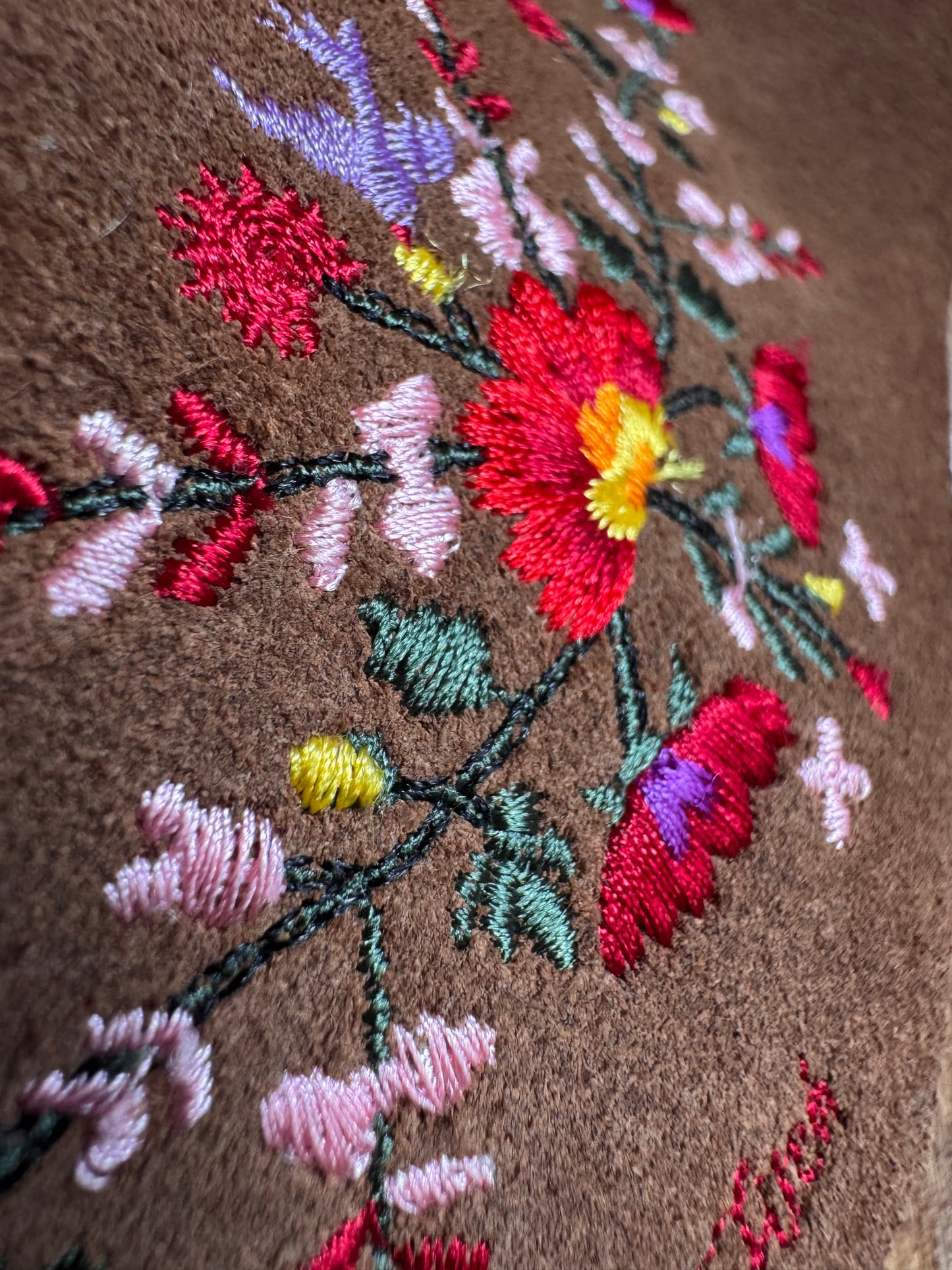 Size M embroidered fringe belt