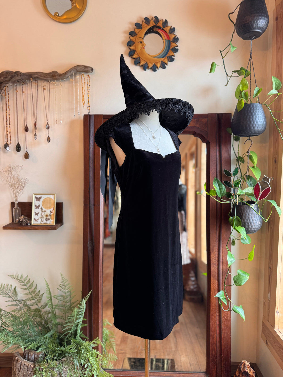 Size Medium (8) vintage velvet little black dress