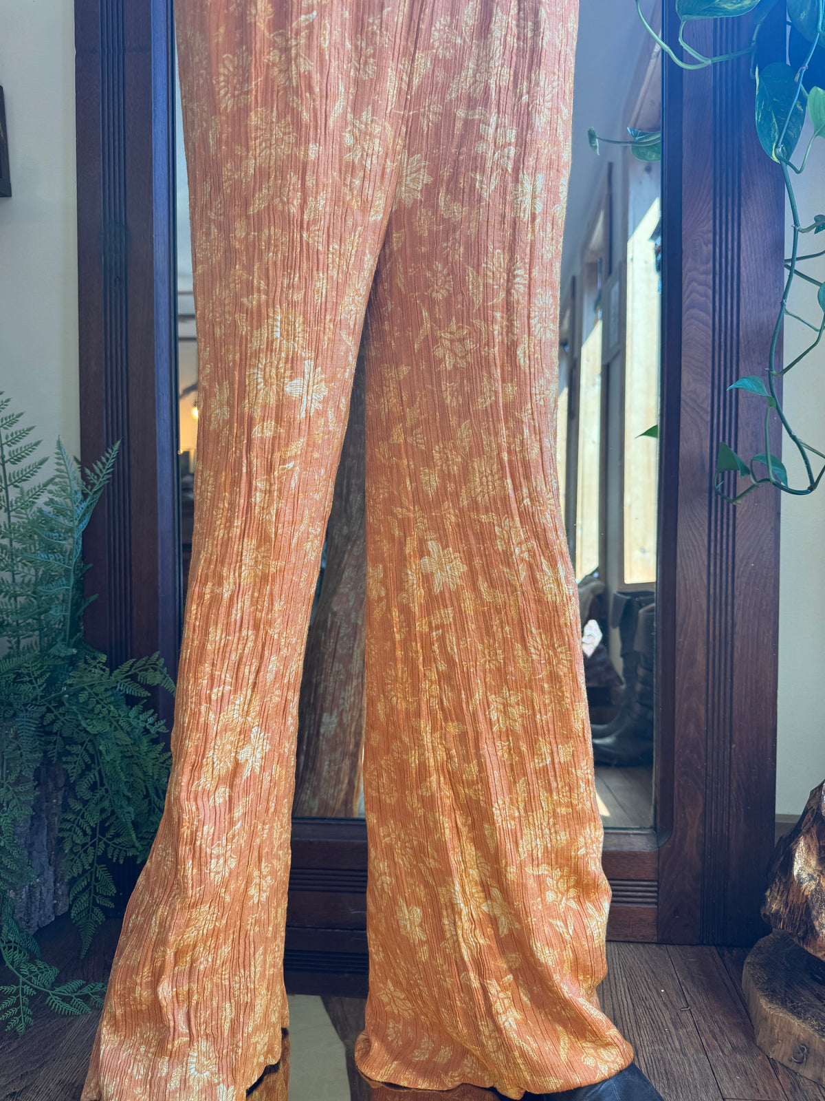 Size M groovy floral pants